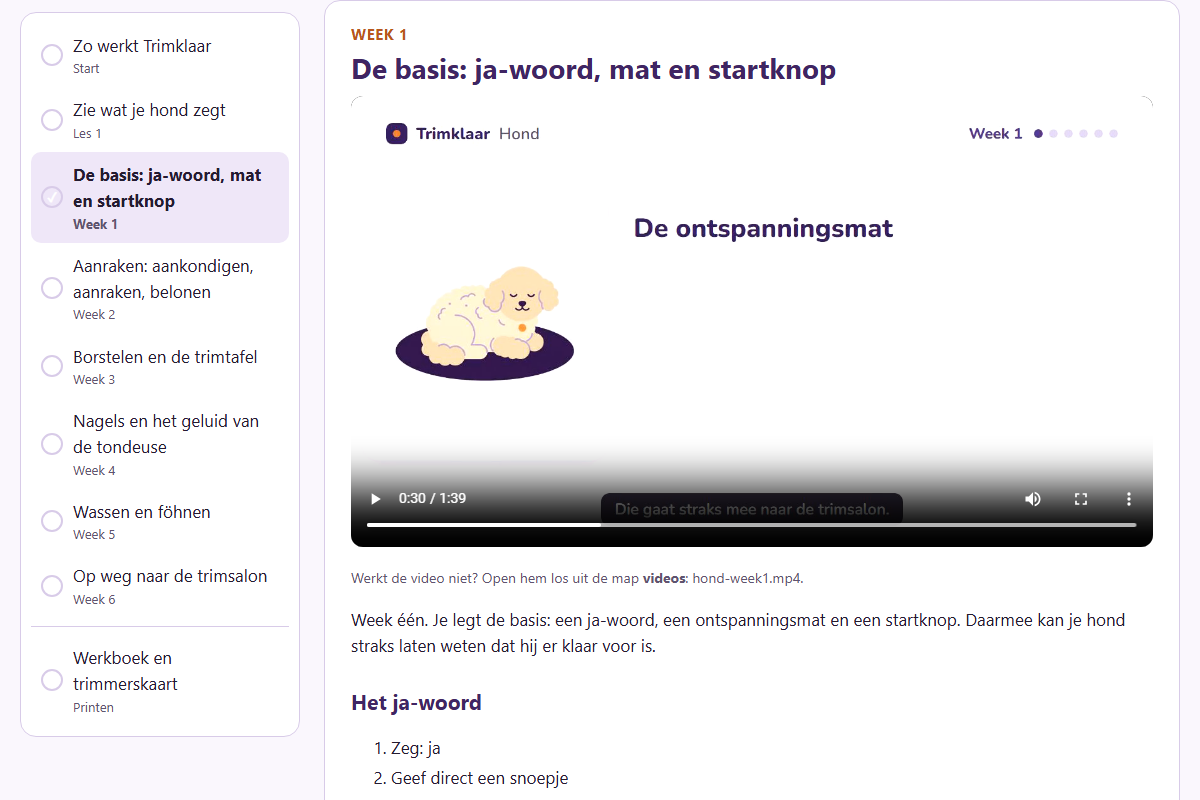 De cursuspagina van Trimklaar Hond met de lessen links en een videoles over de kinsteun